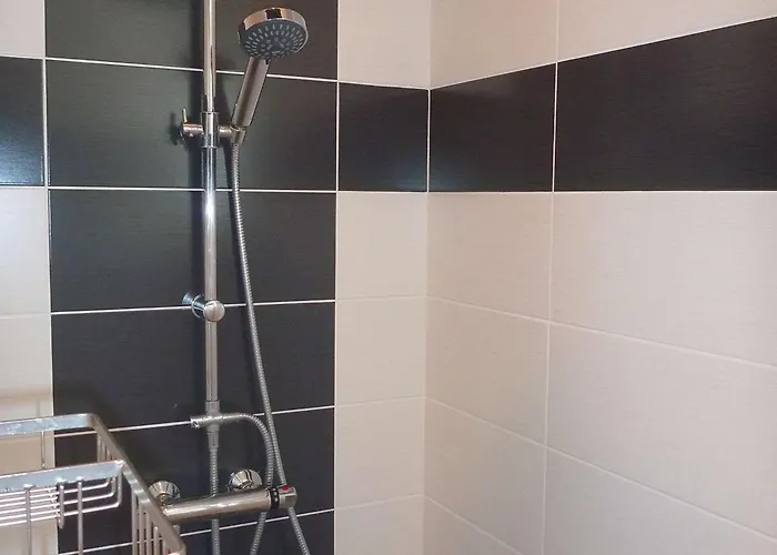 Maison Spacieuse Avec Piscine, Tennis Et Terrasse, Parking Prive A - Fr-1-387-163
